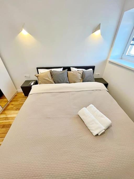 White 1 Bd Old Town Apartment By Hostlovers カウナス エクステリア 写真