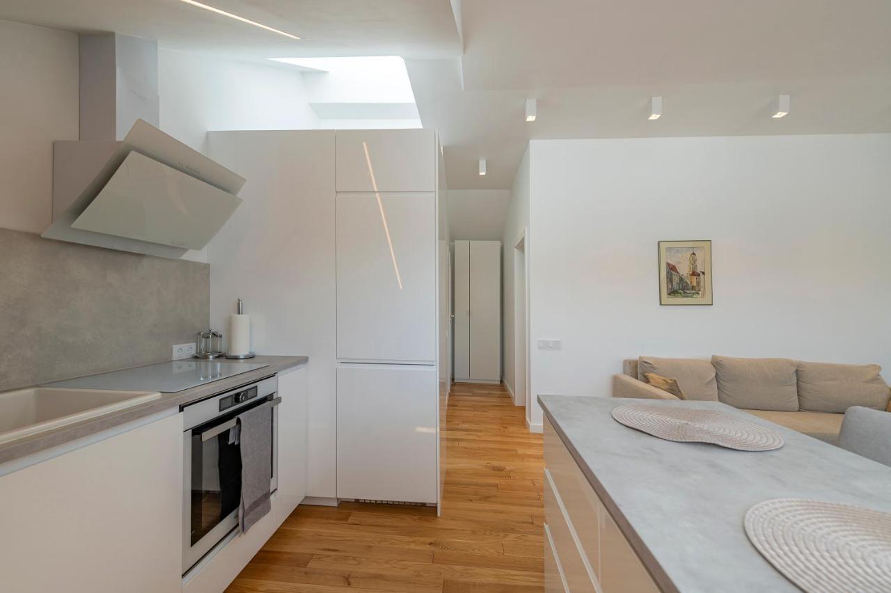 White 1 Bd Old Town Apartment By Hostlovers カウナス エクステリア 写真
