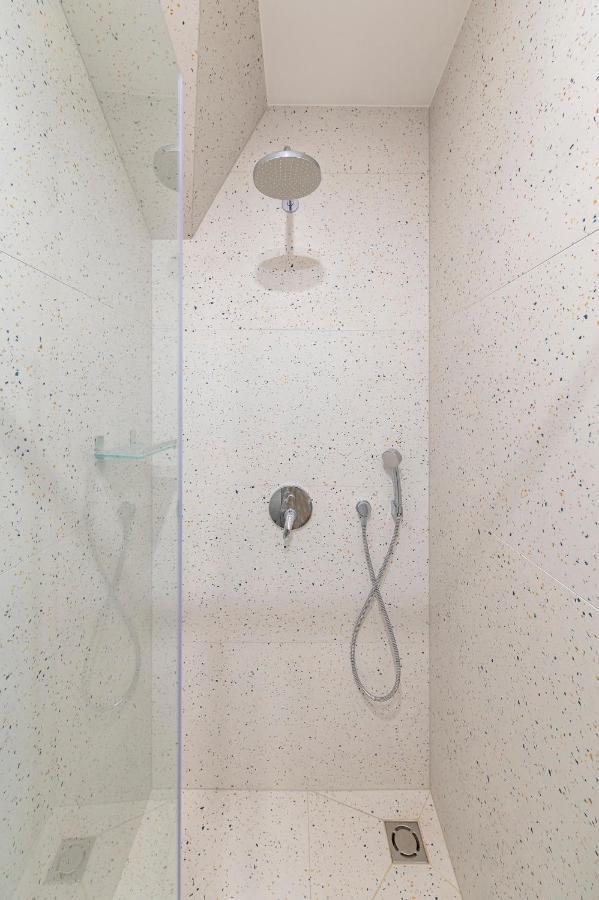 White 1 Bd Old Town Apartment By Hostlovers カウナス エクステリア 写真