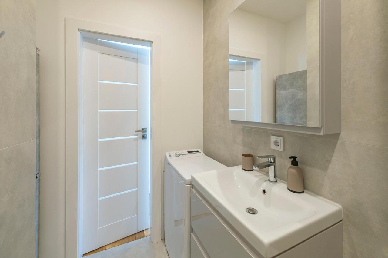 White 1 Bd Old Town Apartment By Hostlovers カウナス エクステリア 写真